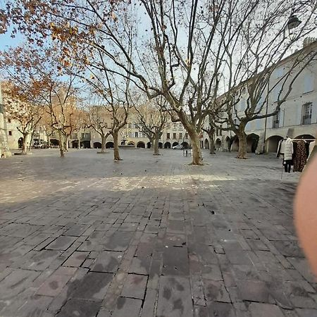 Petit cocon en plein centre historique d'Uzès - Place aux herbes en zone piétonnière Extérieur photo